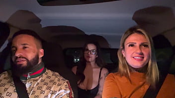 Motorista 99 pega passageiro dos peitos grandes e natural passageira gosto tanto que pediu que chupasse ela todinha e seus peitos até ela gozar gostoso e deu 5 estrelas pela corrida