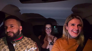 Motorista 99 pega passageiro dos peitos grandes e natural passageira gosto tanto que pediu que chupasse ela todinha e seus peitos até ela gozar gostoso e deu 5 estrelas pela corrida