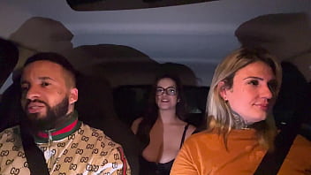 Motorista 99 pega passageiro dos peitos grandes e natural passageira gosto tanto que pediu que chupasse ela todinha e seus peitos até ela gozar gostoso e deu 5 estrelas pela corrida