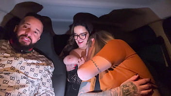 Motorista 99 pega passageiro dos peitos grandes e natural passageira gosto tanto que pediu que chupasse ela todinha e seus peitos até ela gozar gostoso e deu 5 estrelas pela corrida