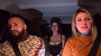 Motorista 99 pega passageiro dos peitos grandes e natural passageira gosto tanto que pediu que chupasse ela todinha e seus peitos até ela gozar gostoso e deu 5 estrelas pela corrida