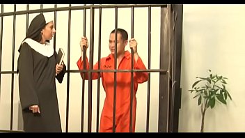 Naked diva moans loud