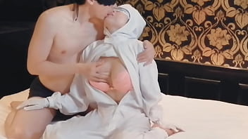 クリーン服を着た巨乳人妻熟女検査員の服を脱がせて手マンする。home made amateur 個人撮影 kawasaki jk