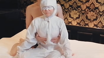 クリーン服を着た巨乳人妻熟女検査員の服を脱がせて手マンする。home made amateur 個人撮影 kawasaki jk