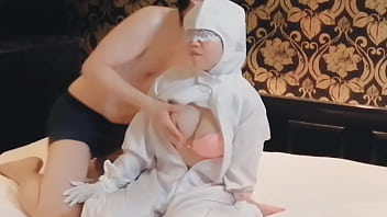 クリーン服を着た巨乳人妻熟女検査員の服を脱がせて手マンする。home made amateur 個人撮影 kawasaki jk