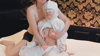 クリーン服を着た巨乳人妻熟女検査員の服を脱がせて手マンする。home made amateur 個人撮影 kawasaki jk