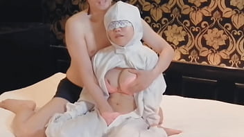 クリーン服を着た巨乳人妻熟女検査員の服を脱がせて手マンする。home made amateur 個人撮影 kawasaki jk