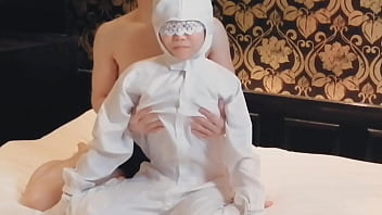 クリーン服を着た巨乳人妻熟女検査員の服を脱がせて手マンする。home made amateur 個人撮影 kawasaki jk