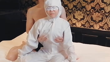 クリーン服を着た巨乳人妻熟女検査員の服を脱がせて手マンする。home made amateur 個人撮影 kawasaki jk