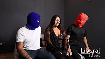 Hotwife cogiendo con dos chicos enfrente de su esposo cornudo