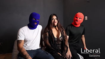 Hotwife cogiendo con dos chicos enfrente de su esposo cornudo