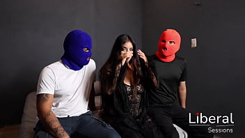 Hotwife cogiendo con dos chicos enfrente de su esposo cornudo