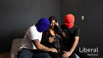 Hotwife cogiendo con dos chicos enfrente de su esposo cornudo