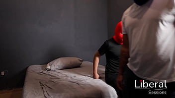 Hotwife cogiendo con dos chicos enfrente de su esposo cornudo