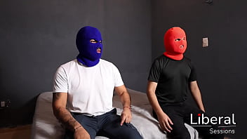 Hotwife cogiendo con dos chicos enfrente de su esposo cornudo