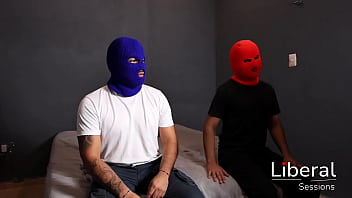 Hotwife cogiendo con dos chicos enfrente de su esposo cornudo