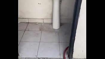 Corrida rápida y arriesgada en el trabajo todo por un aumento