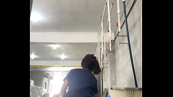 Corrida rápida y arriesgada en el trabajo todo por un aumento