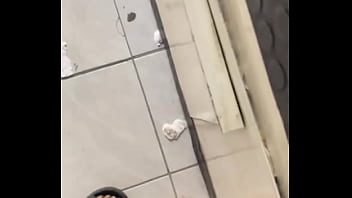 Corrida rápida y arriesgada en el trabajo todo por un aumento