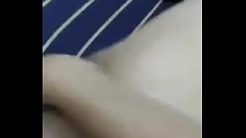 Toda mojada dedeandola