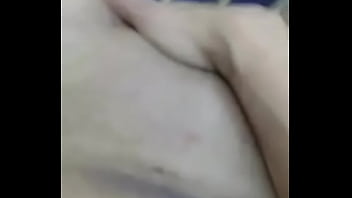 Toda mojada dedeandola