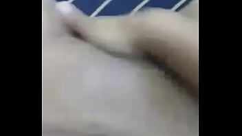 Toda mojada dedeandola