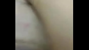 Toda mojada dedeandola