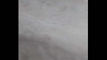 Toda mojada dedeandola