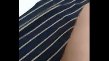 Toda mojada dedeandola