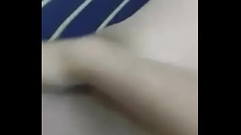 Toda mojada dedeandola