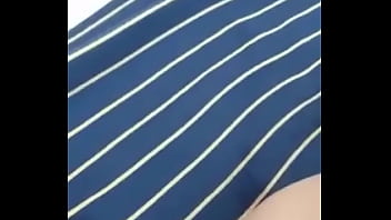 Toda mojada dedeandola