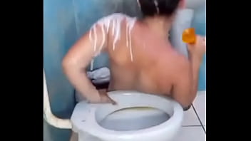 Banheiro virou me afoguei em 4 litros de leite e vomitei toda chupando rola