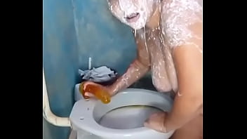 Banheiro virou me afoguei em 4 litros de leite e vomitei toda chupando rola