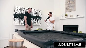 Hot babe fucks cheater during massage