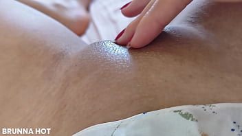 Esfregando minha buceta raspada gozando na siririca com vontade