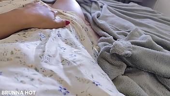 Esfregando minha buceta raspada gozando na siririca com vontade