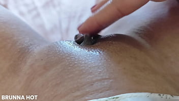 Esfregando minha buceta raspada gozando na siririca com vontade