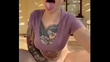 Prvega haciendo pis en publico