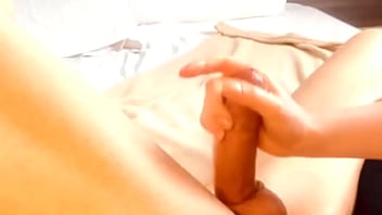 Alivio su polla de tanto esperma