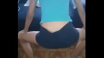 Novinha dançando rabuda