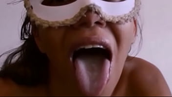 Jorrando no rosto dela