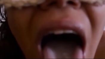 Jorrando no rosto dela