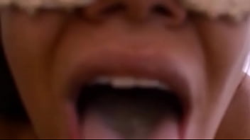 Jorrando no rosto dela