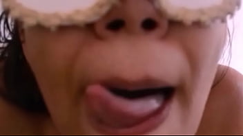 Jorrando no rosto dela