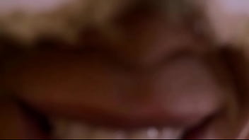 Jorrando no rosto dela