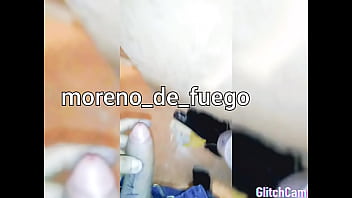 Hombre moreno se masturba