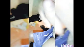 Hombre moreno se masturba