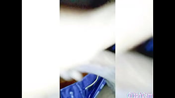 Hombre moreno se masturba