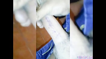 Hombre moreno se masturba