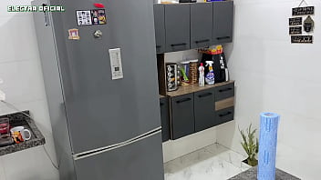 Chamei ela só pra limpar mas acabou me deixando sujo de tesão